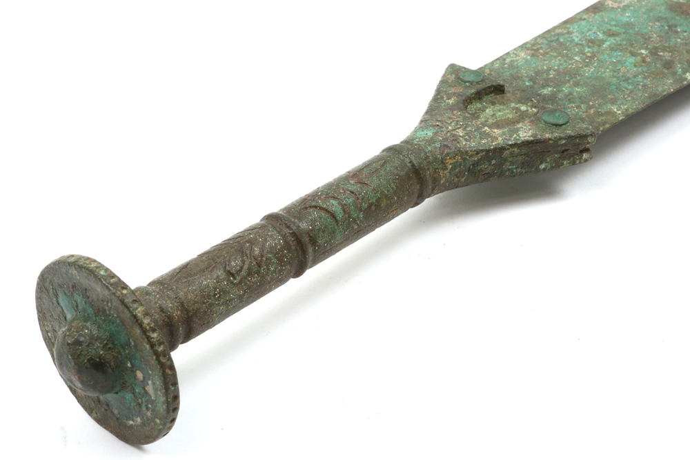 Ancient Orient sword in bronze with typical patina || OUDE OOSTEN - ca 1000 tot 700 BC zwaard in - Image 2 of 5