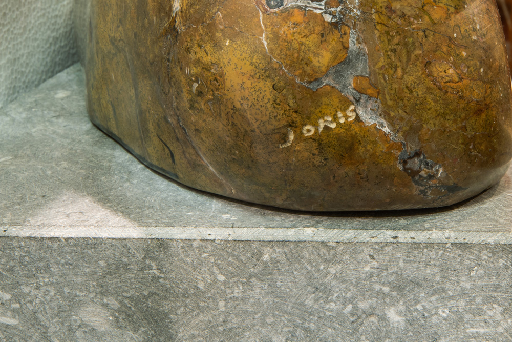 20th Cent. Belgian sculpture in fossile stone by Joris Maes || MAES JORIS (° 1952) sculptuur in - Image 2 of 2
