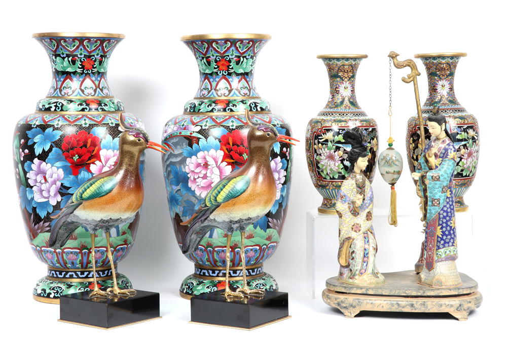 various lot of seven Chinese cloisonné items || Lot (7) Chinese cloisonné met twee paar vazen, een