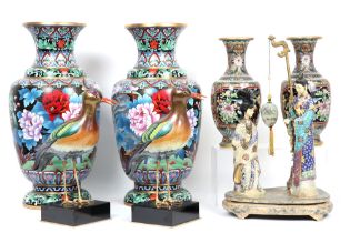 various lot of seven Chinese cloisonné items || Lot (7) Chinese cloisonné met twee paar vazen, een