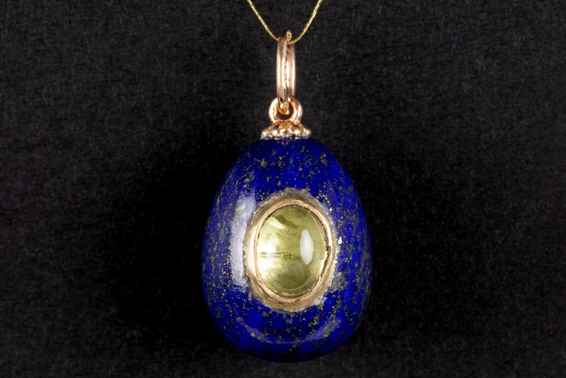 Russian egg-shaped pendant in "56" marked gold and lapis lazuli, incrusted with a cabochon cut