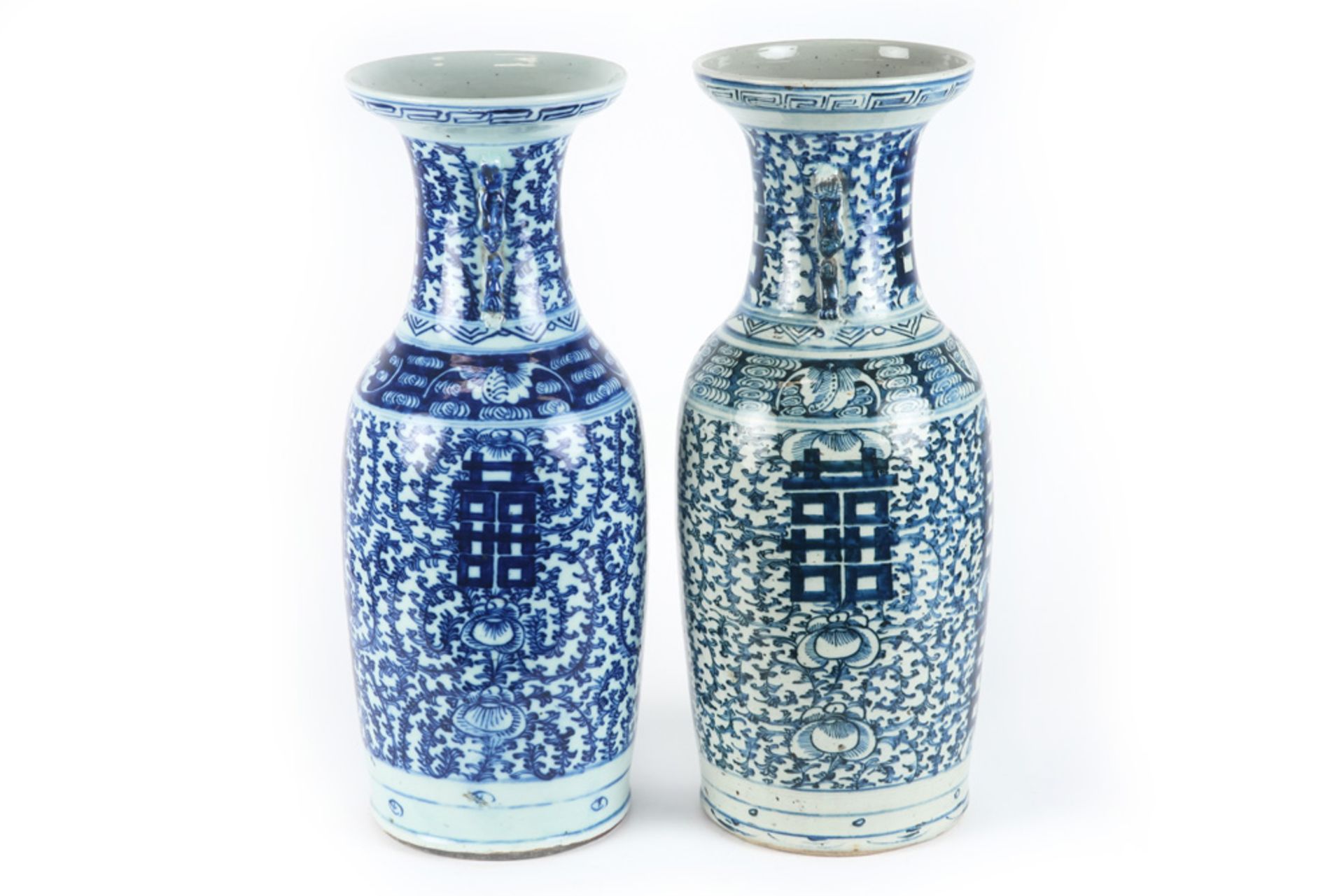 two Chinese vases in porcelain with a blue-white decor || Lot van twee Chinese vazen in porselein - Image 2 of 5