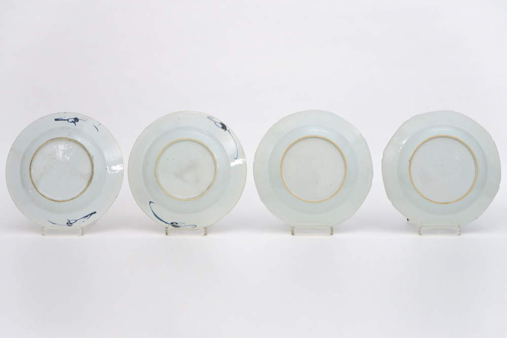 two pairs of 18th Cent. Chinese plates in porcelain with a blue-white decor || Lot (4) met twee paar - Image 2 of 2