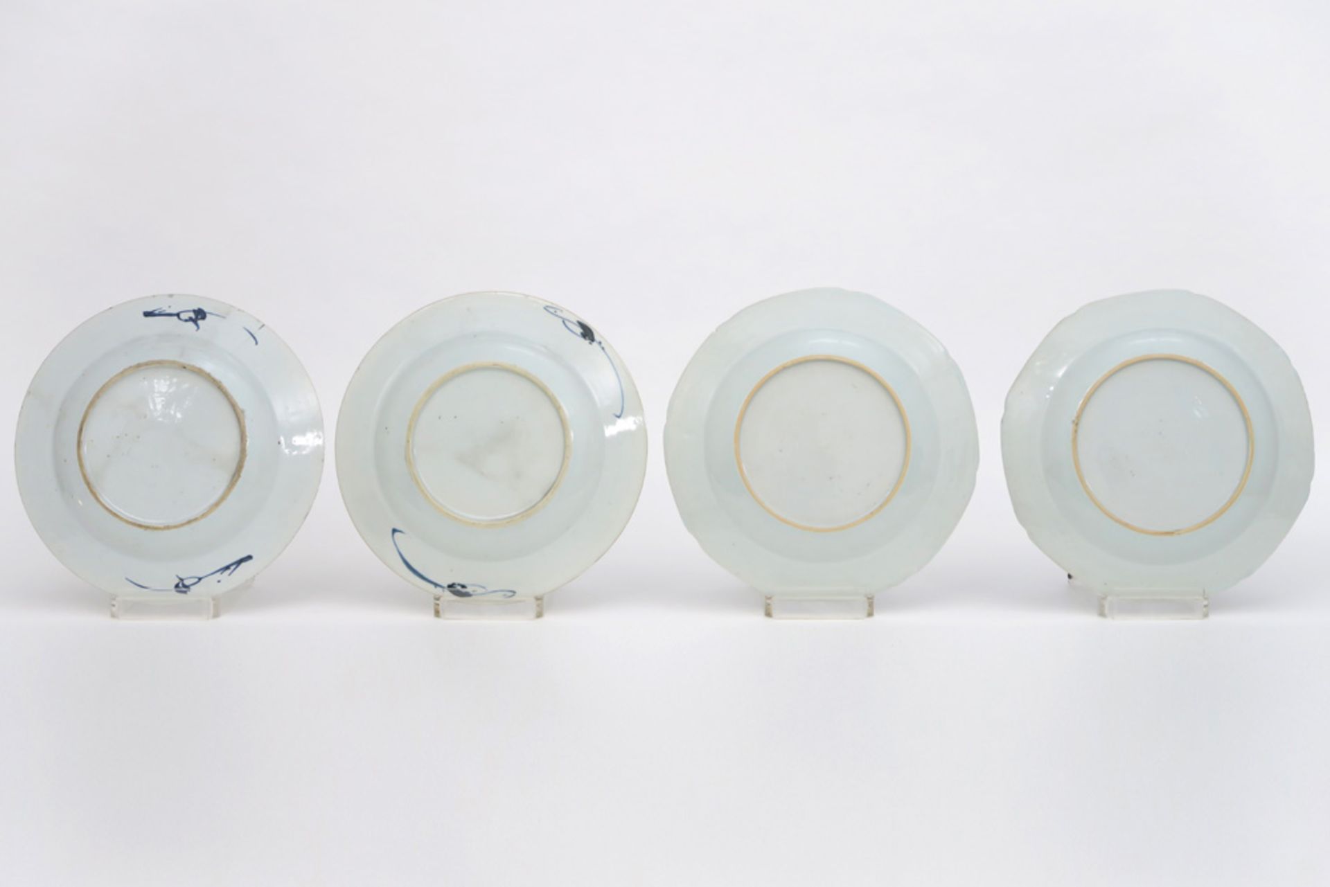 two pairs of 18th Cent. Chinese plates in porcelain with a blue-white decor || Lot (4) met twee paar - Bild 2 aus 2