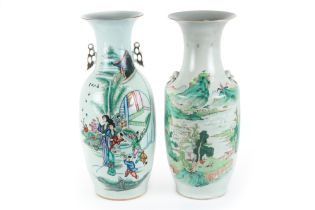 two Chinese Republic period vases in porcelain with a polychrome decor || Lot van twee Chinese vazen