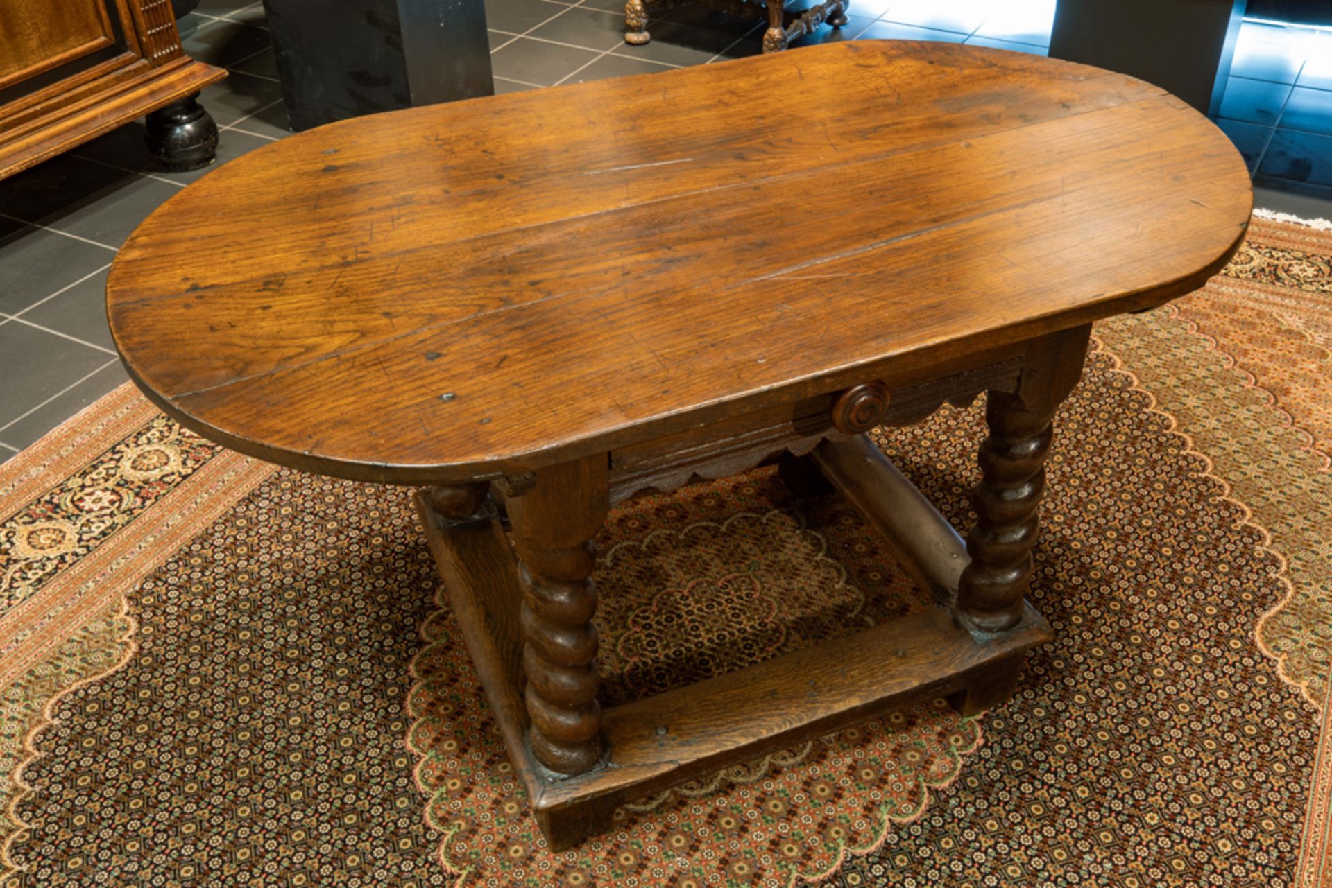 17th/18th Cent. Flemish oak table with oval top and drawer || Zeventiende/achttiende eeuwse - Bild 2 aus 3