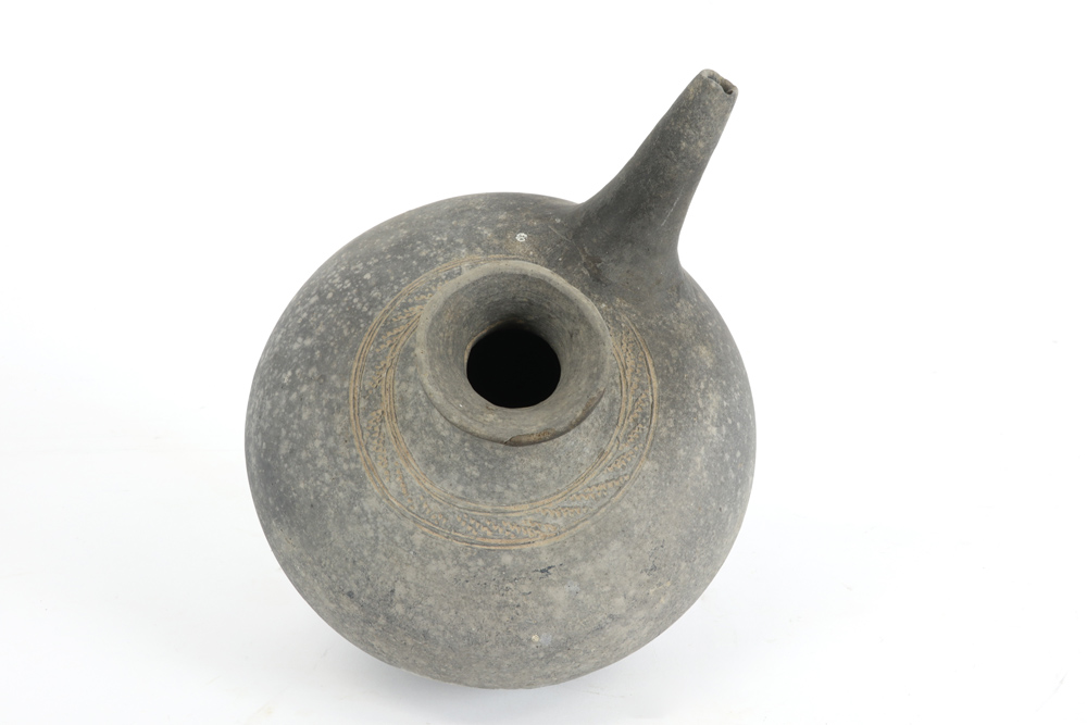 Chinese earthenware pitcher || Chinees kruikje met teut in aardewerk - hoogte : 16 cm - Image 3 of 5