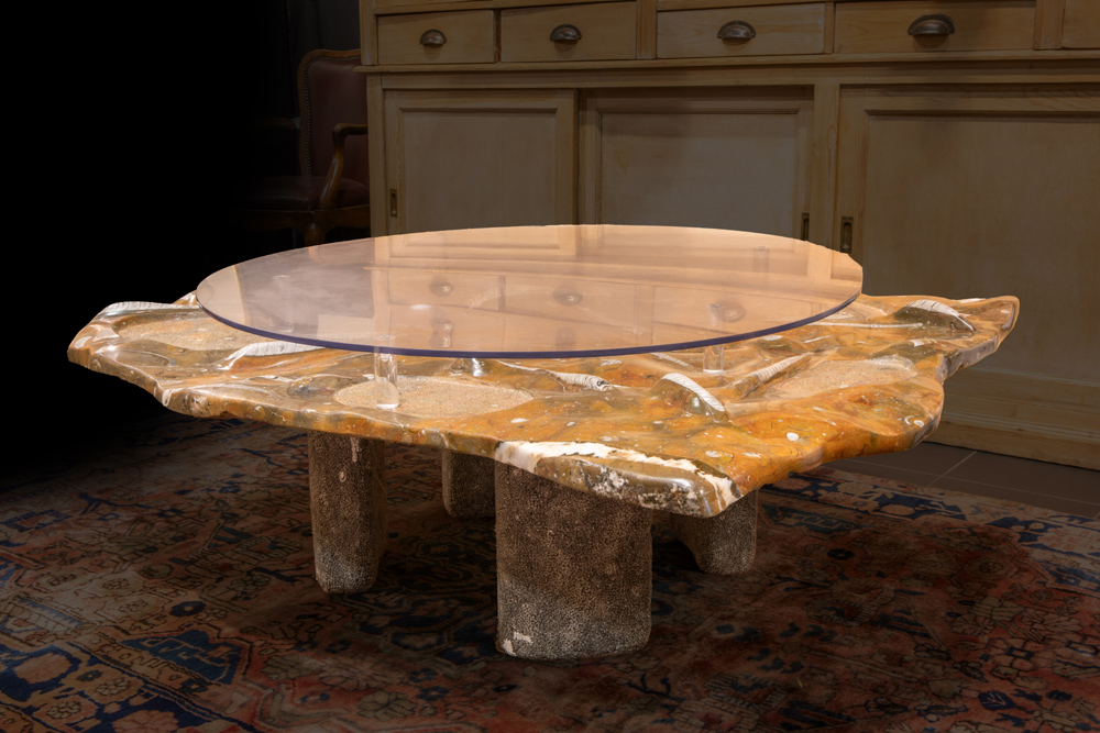 fancy table made by the Belgian sculptor Joris Maes with a top in fossil stone with ammonites || - Image 2 of 3
