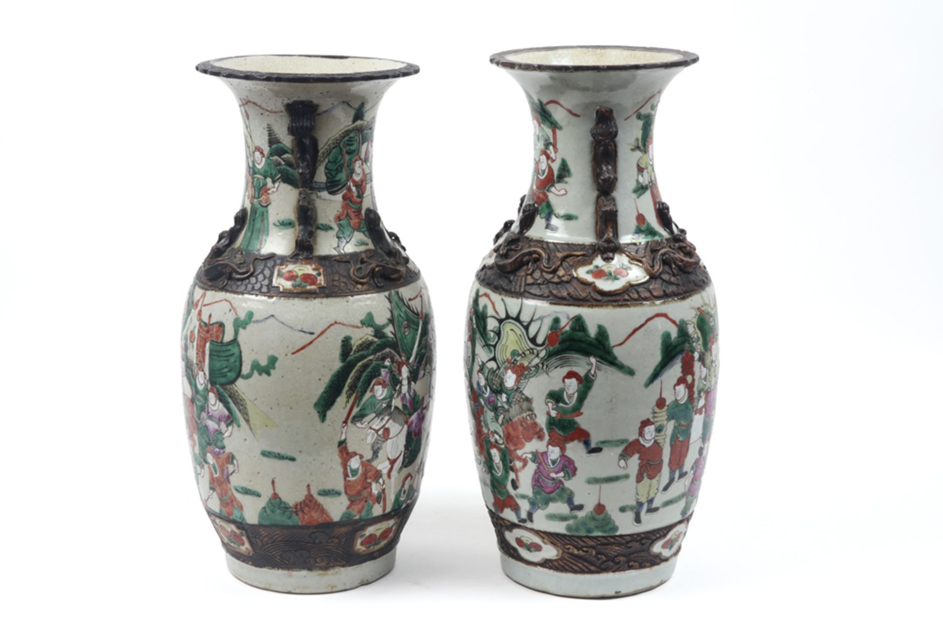 pair of antique Chinese "Nankin" vases in porcelain with a polychrome decor with warriors || Paar - Bild 2 aus 8