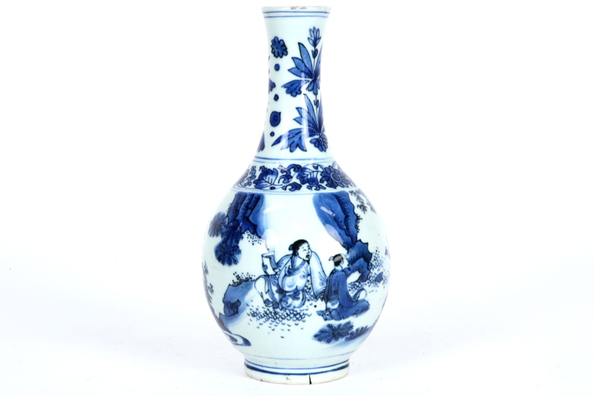 antique Chinese, presumably Kang Xi period vase in porcelain with a blue-white animated landscape - Bild 2 aus 5