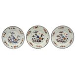 series of three 18th Cent. Chinese plates in porcelain with an Imari garden decor || Reeks van