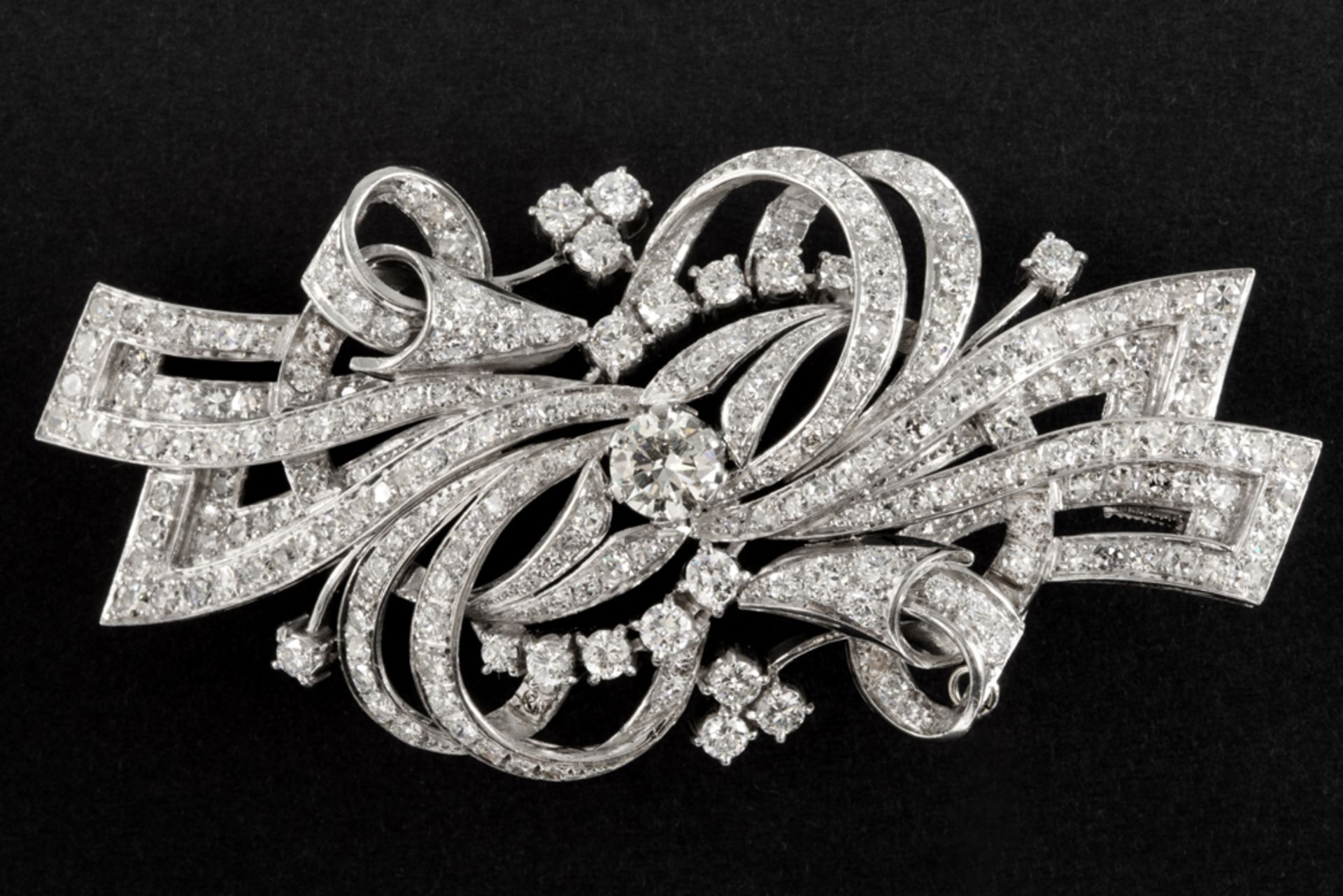 quite large, elegant sixties' vintage brooch in white gold (18 carat) with ca 7 carat of high