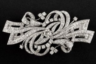 quite large, elegant sixties' vintage brooch in white gold (18 carat) with ca 7 carat of high