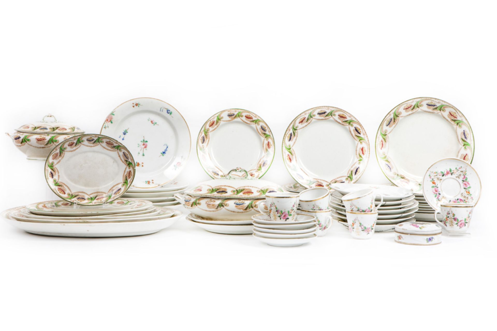 62 pcs dinnerset in Limoges marked porcelain || 62-delig servies in gemerkt Limoges porselein met