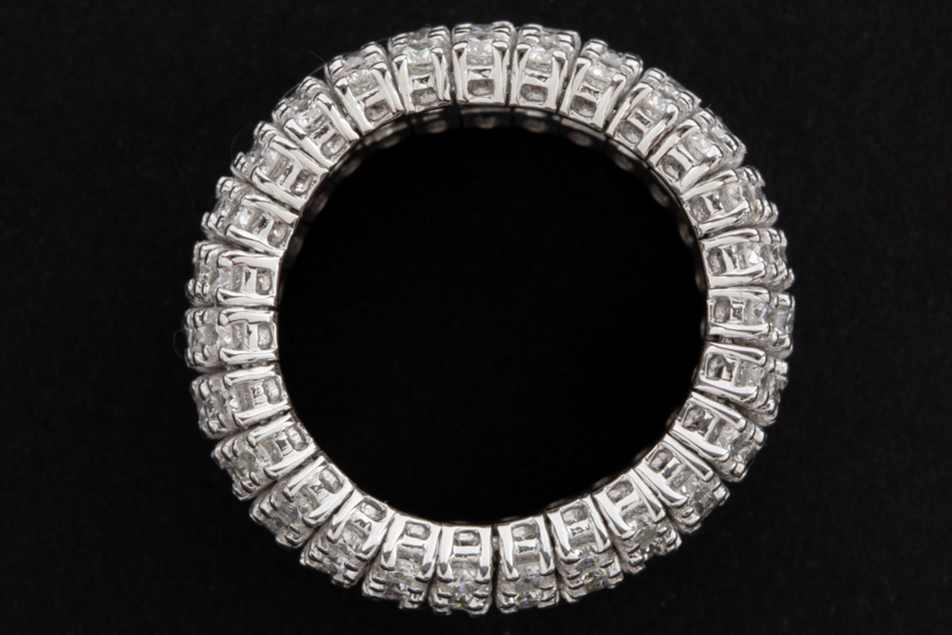 ring with a flexible corpus in white gold (18 carat) with 4,80 carat of very high quality - Image 2 of 2