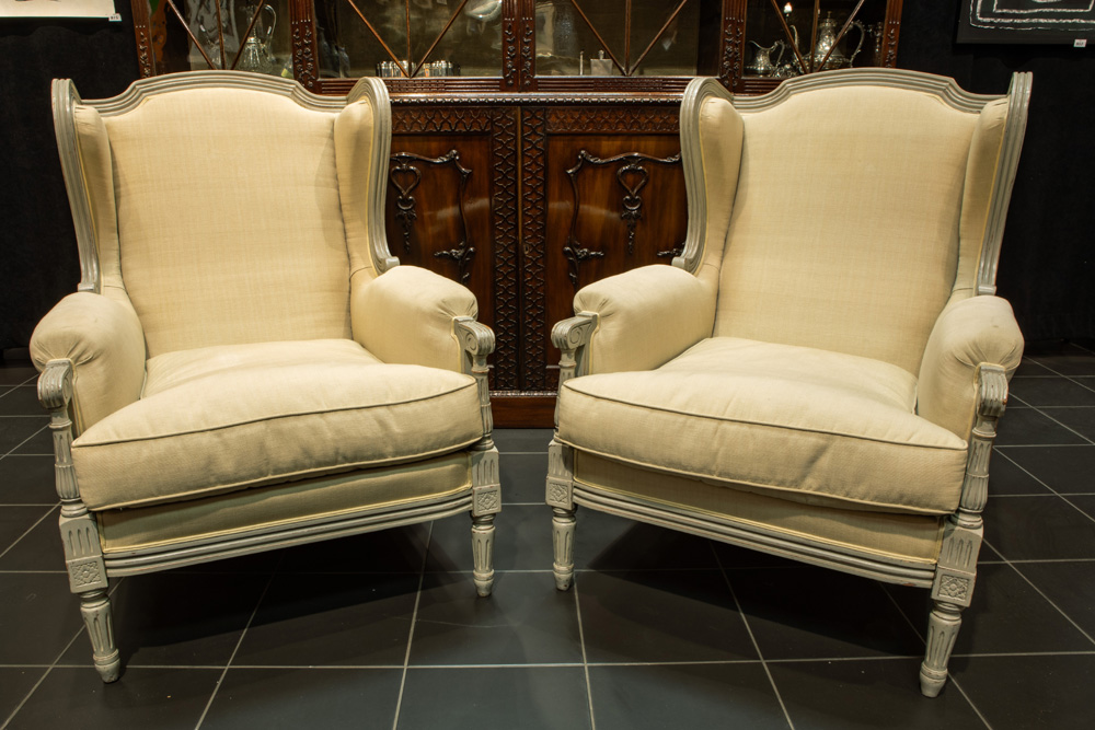 pair of Louis XV-style armchairs with frame in painted wood || Paar fauteuils in Lodewijk XV-stijl