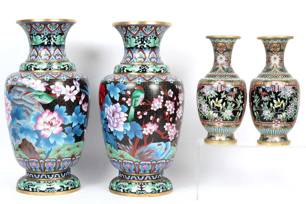 various lot of seven Chinese cloisonné items || Lot (7) Chinese cloisonné met twee paar vazen, een - Image 3 of 6