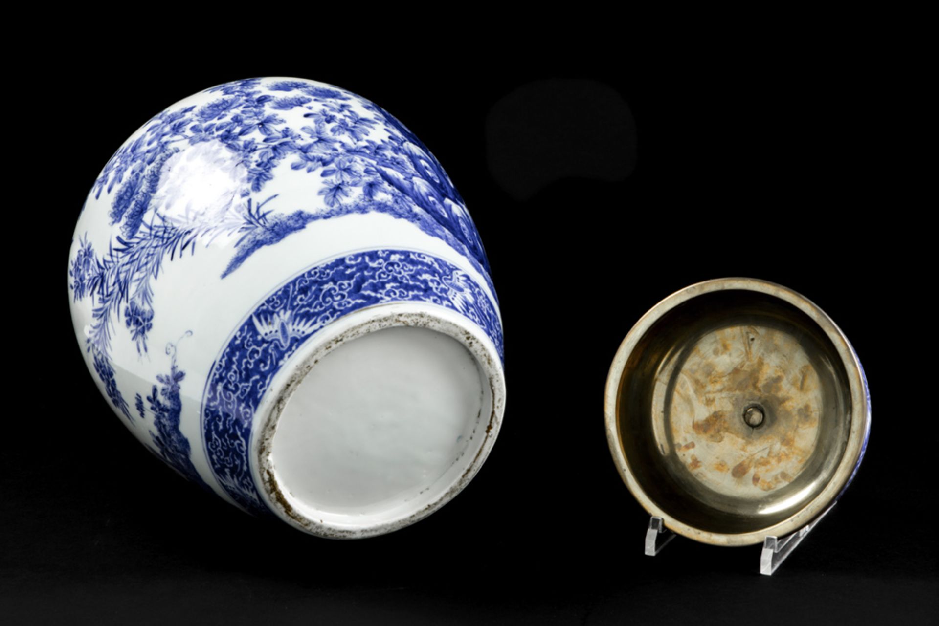 antique Chinese vase with its glued lid in porcelain with a blue-white garden decor and with - Image 4 of 4