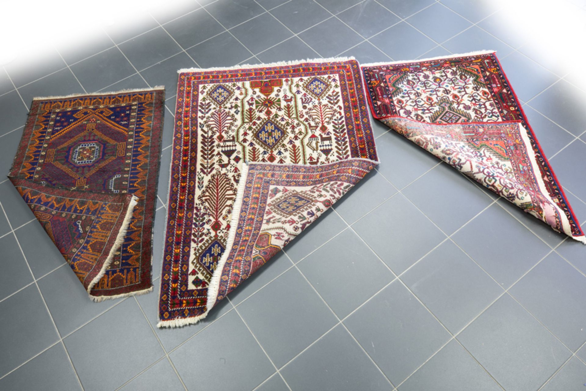 three small oriental rugs || Lot van drie kleine Oosterse tapijten : een Afghaanse Beloutch en - Image 2 of 2