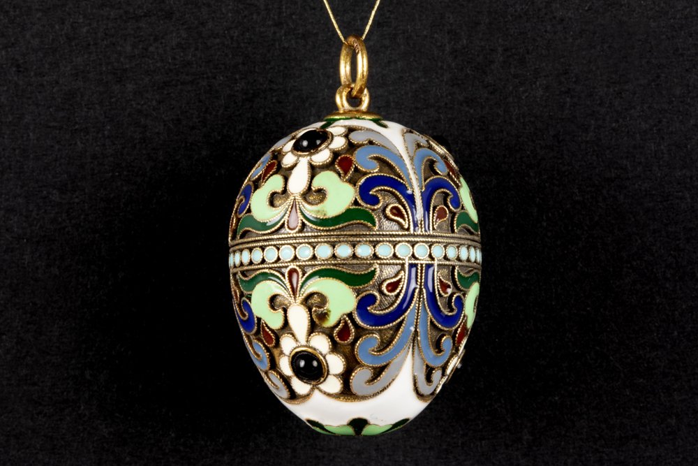 marked egg shaped cloisonné pendant incrusted with cabochon cut stones || Gemerkt eivormig pendatief - Image 2 of 2
