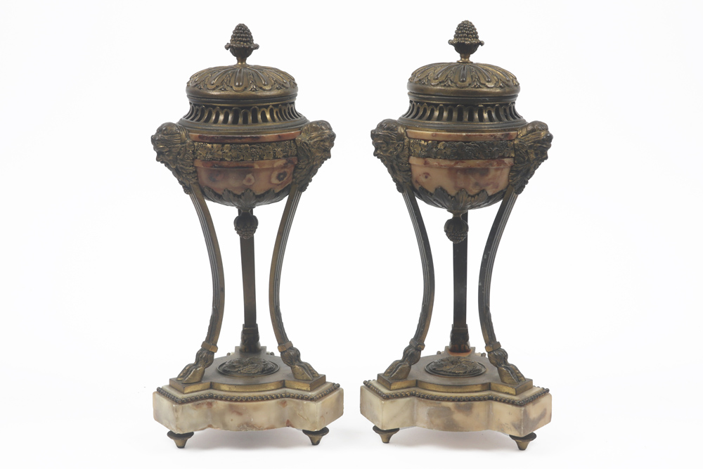 pair of antique neoclassical covered urns (with incense burner) in marble and bronze || Paar antieke - Image 2 of 3