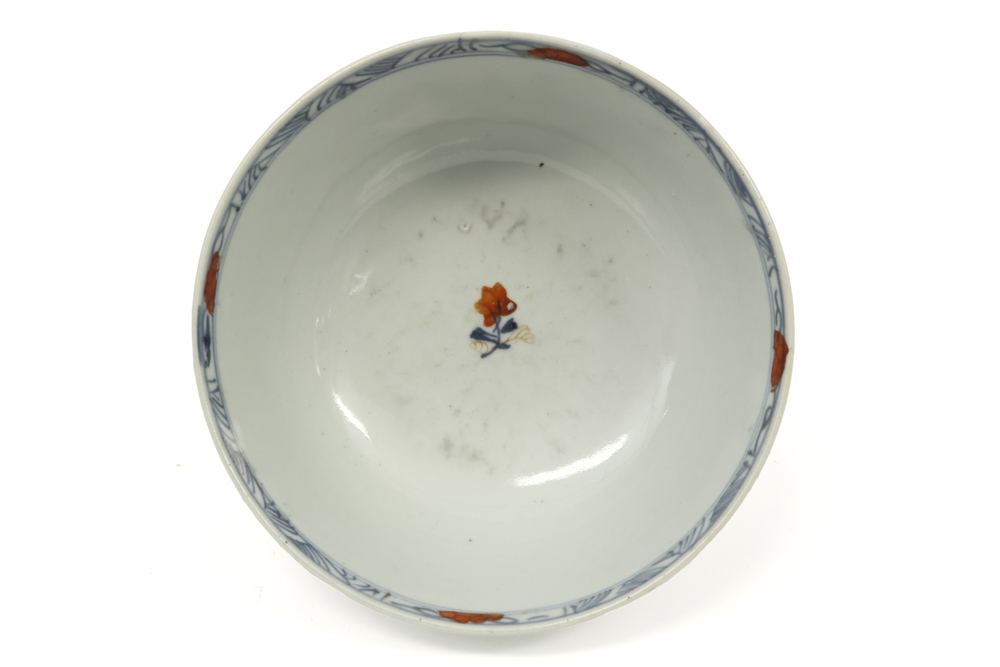 18th Cent. Chinese bowl in porcelain with a floral Imari decor || Achttiende eeuwse Chinese bowl - Image 2 of 3
