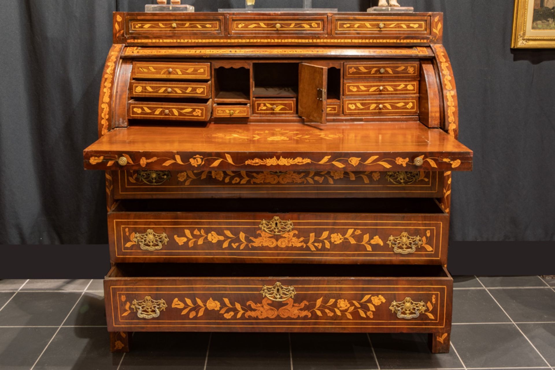 early 19th Cent. Empire style cylinder-bureau in marquetry with three drawers and two pillars || - Bild 2 aus 4