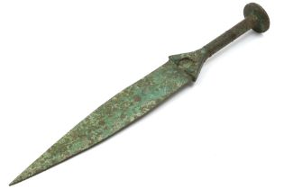Ancient Orient sword in bronze with typical patina || OUDE OOSTEN - ca 1000 tot 700 BC zwaard in
