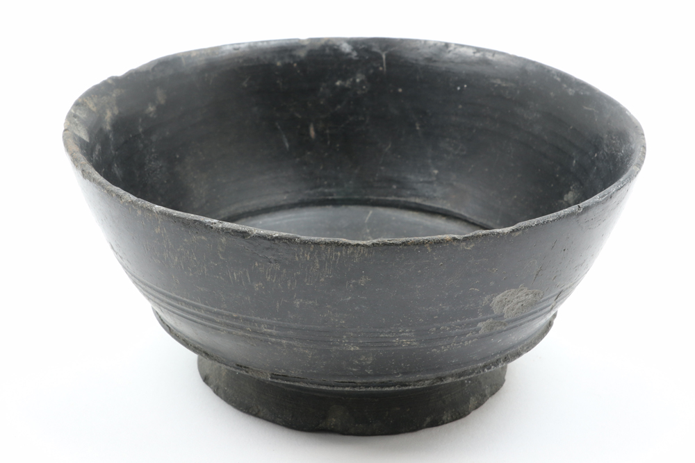 small Ancient Italian Etruscan "Bucchero" dish in black earthenware || OUD ITALIE - ETRUSKISCHE - Image 2 of 4
