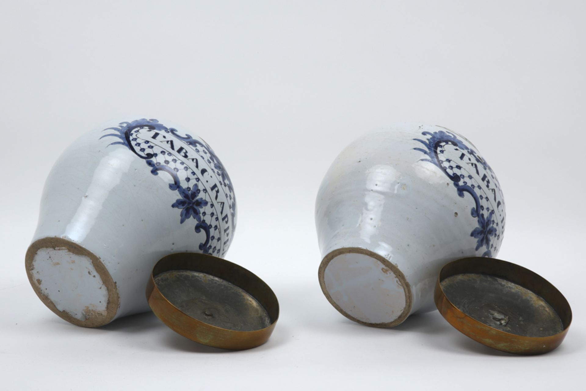 pair of antique tobacco jars in ceramic from Delt - with brass lids || Paar antieke tabakspotten - Bild 5 aus 5