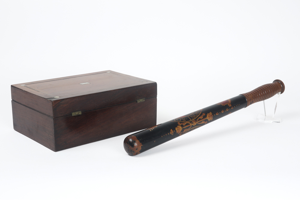various lot with an antique English box with inlay of mother of pearl and a British baton || Lot van - Image 2 of 4