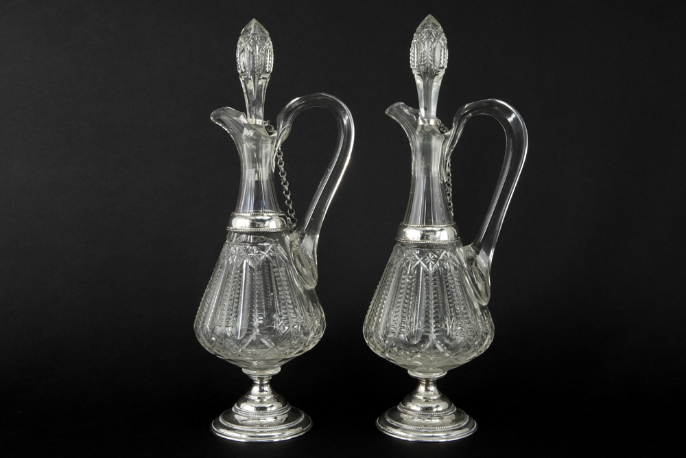 pair of antique decanters in crystal and with mounting in marked silver || Paar antieke karaffen