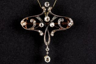 characteristic Art Nouveau brooch in silver and yellow gold (18 carat) with rose cut diamonds ||
