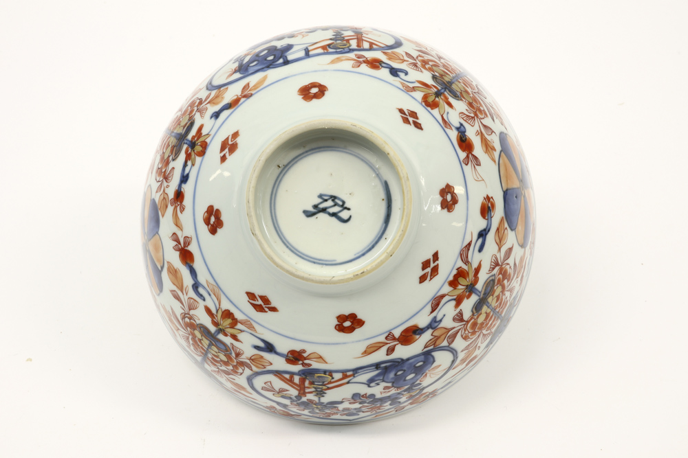 18th Cent. Chinese bowl in marked porcelain with a floral Imari decor || Achttiende eeuwse Chinese - Image 3 of 3