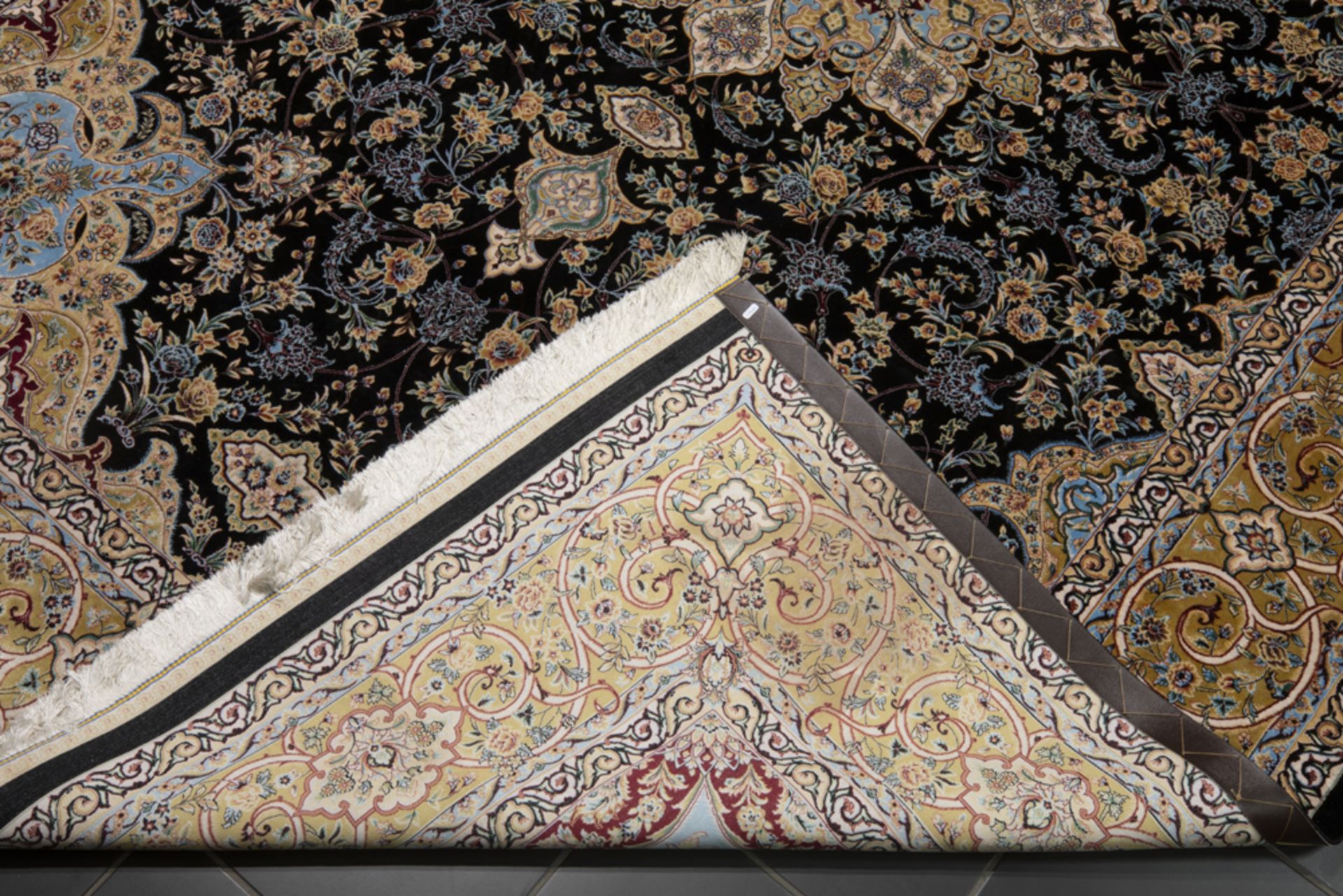 beautiful Persian rug in silk from Qom or Teheran || Prachtig Perzisch tapijt (Ghoum of Teheran) - Image 2 of 2