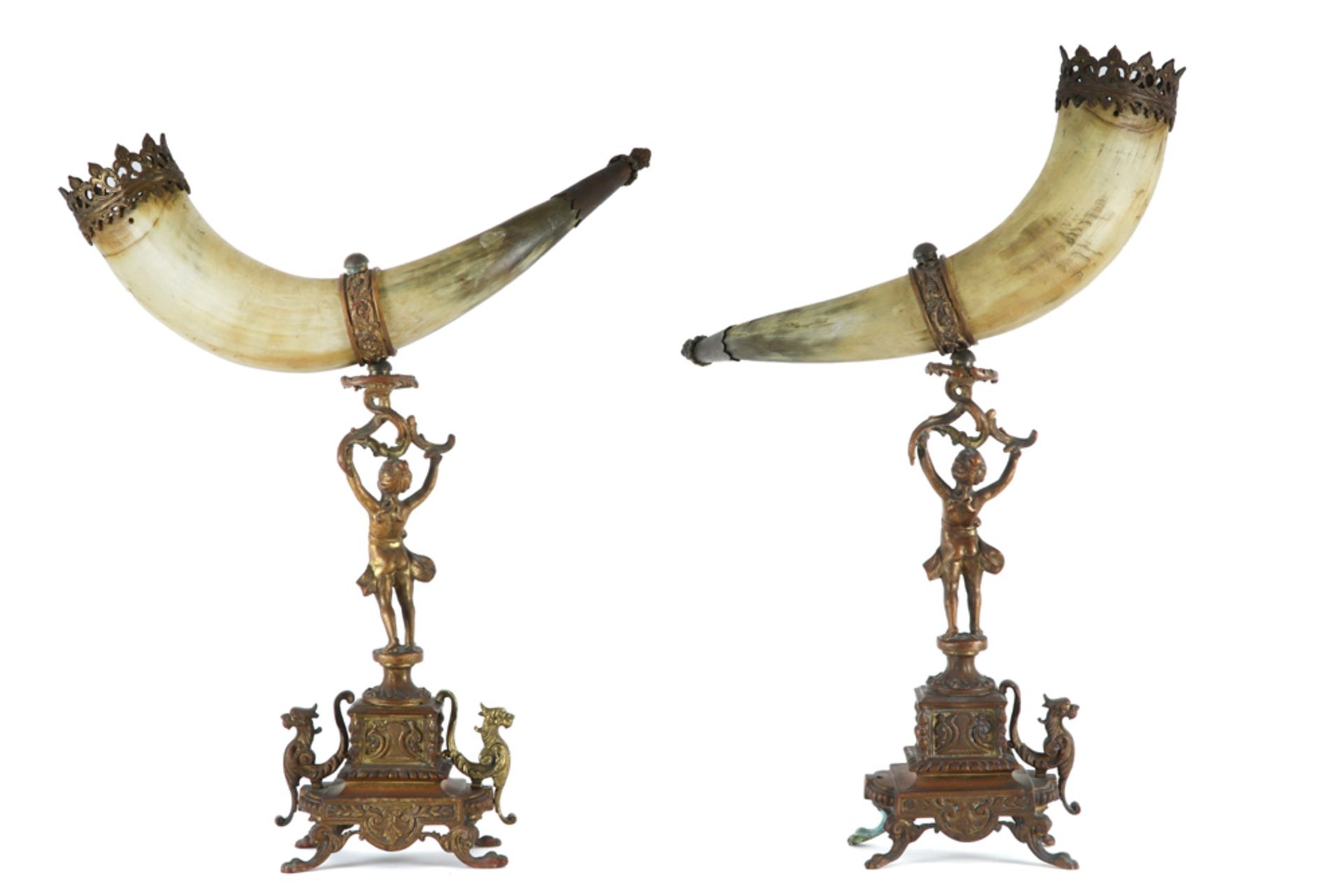 pair of antique ornamental pieces in horn and bronze || Paar antieke sierstukken in hoorn en brons -