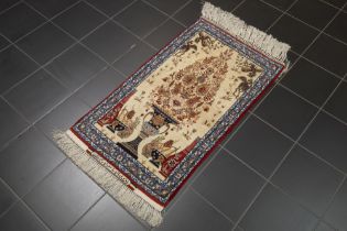 finely knotted Persian Isfaghan in wool on silk - with signature || Door de knoper gesigneerde en