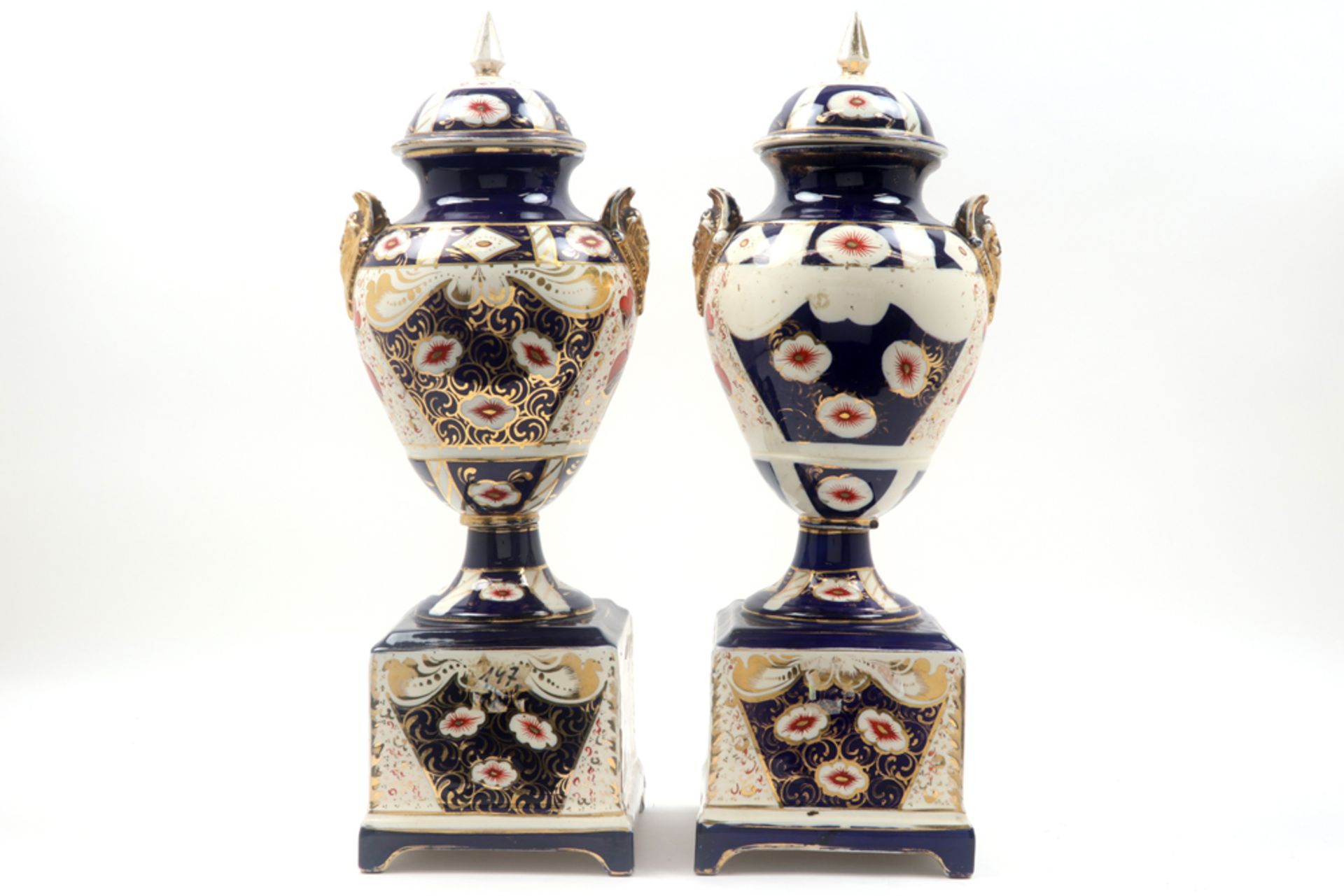 pair of antique lidded vases in ceramic with a polychrome decor || Paar vrij grote antieke - Image 4 of 8