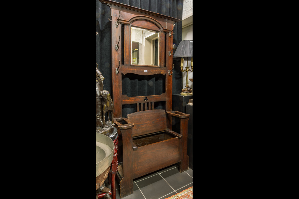 British Art Nouveau oak coat rack with chest and mirror || Engels Art Nouveau-halbankje in eik met - Image 2 of 2