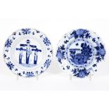 two 18th Cent. plates in ceramic from Delft with a blue-white decor || Lot van twee achttiende