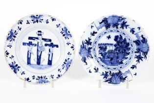two 18th Cent. plates in ceramic from Delft with a blue-white decor || Lot van twee achttiende