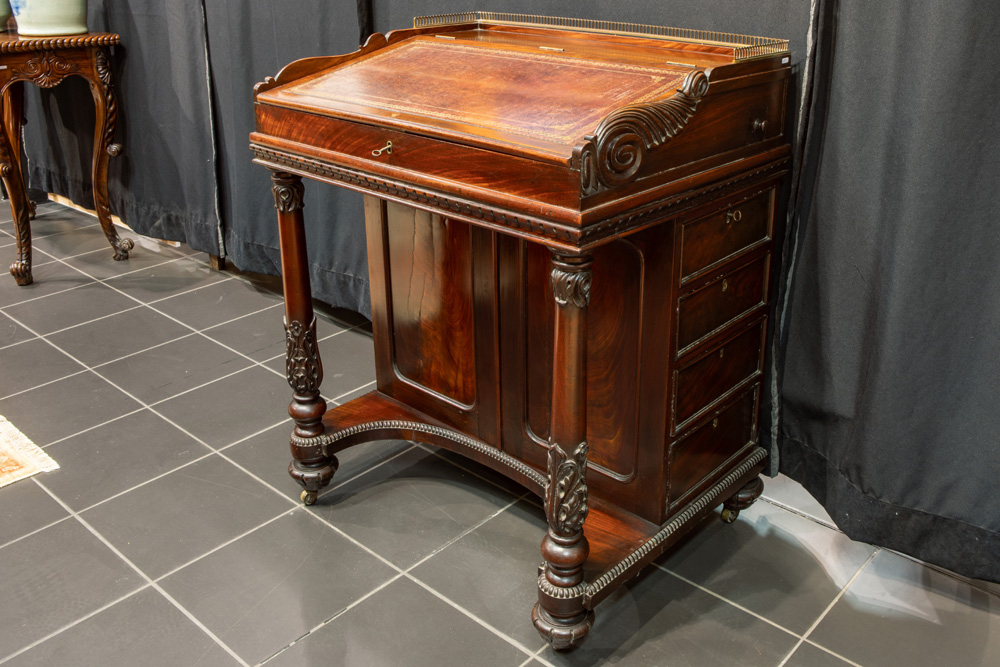 very nice 19th Cent. English Regency period "Davenport" in mahogany || Zeer mooi negentiende eeuws