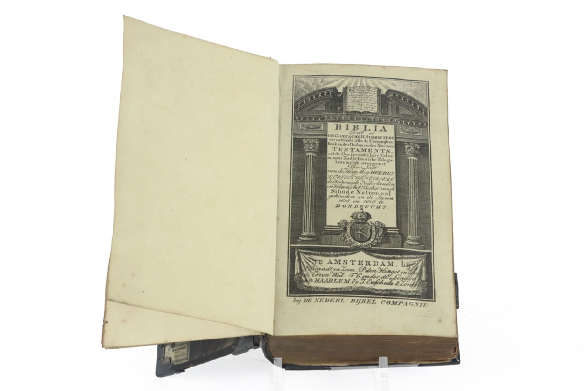 18th Cent. leather bound bible with mountings in silver || Achttiende eeuwse in leder ingebonden - Bild 4 aus 6