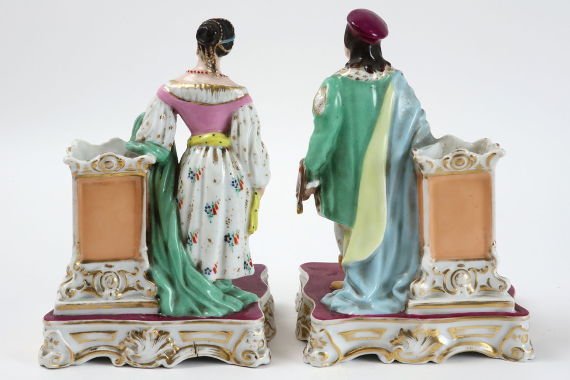 pair of 19th Cent. figures (with small vase) in porcelain from Paris || Paar negentiende eeuwse - Image 2 of 3