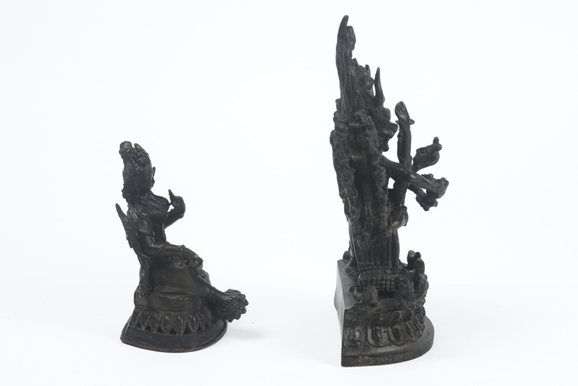 two Nepalese sculptures : Tara and Bhairava || Lot van twee Nepalese sculpturen in messing : " - Bild 4 aus 5