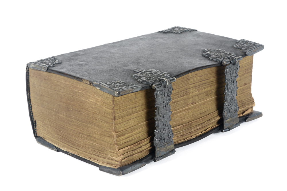 18th Cent. leather bound bible with mountings in silver || Achttiende eeuwse in leder ingebonden