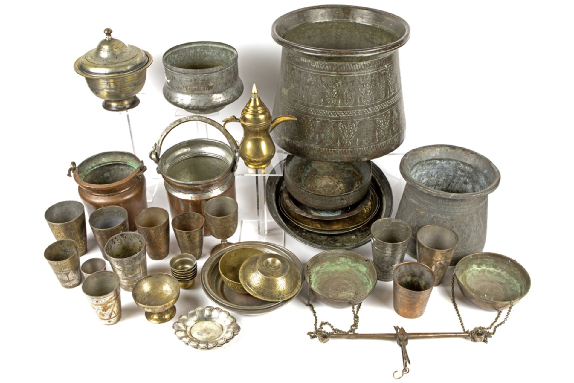 nice lot with several Middle-Eastern items in bronze || Mooi lot bronzen recipiënten uit het - Image 2 of 4