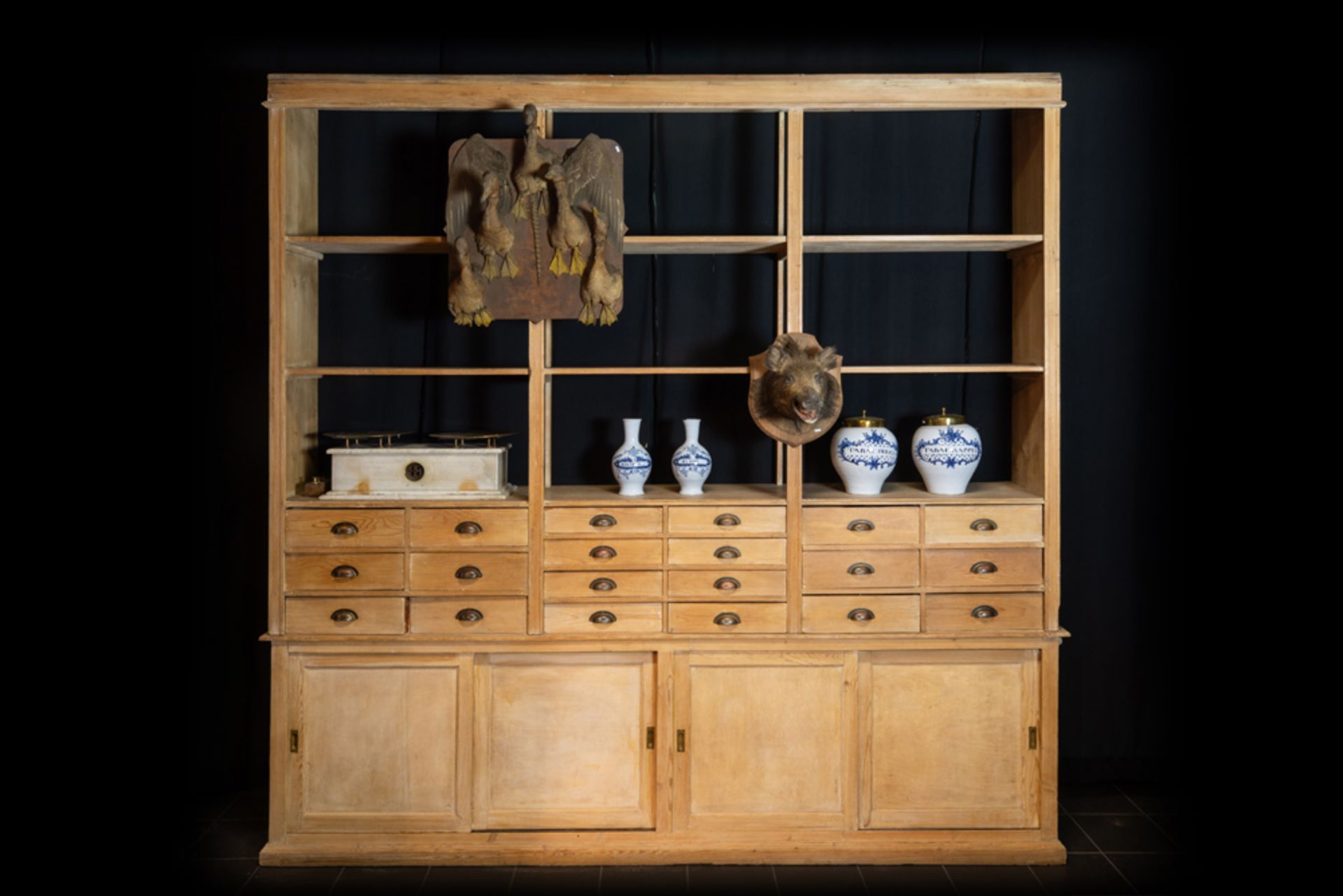 antique pharmacy shop's cabinet in pine || 'Antiek' apothekersmeubel in grenenhout met onderaan vier