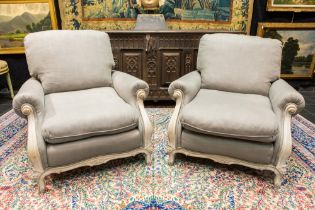 pair of Louis XVI style armchairs with frame in painted wood || Paar flapoorfauteuils in Lodewijk