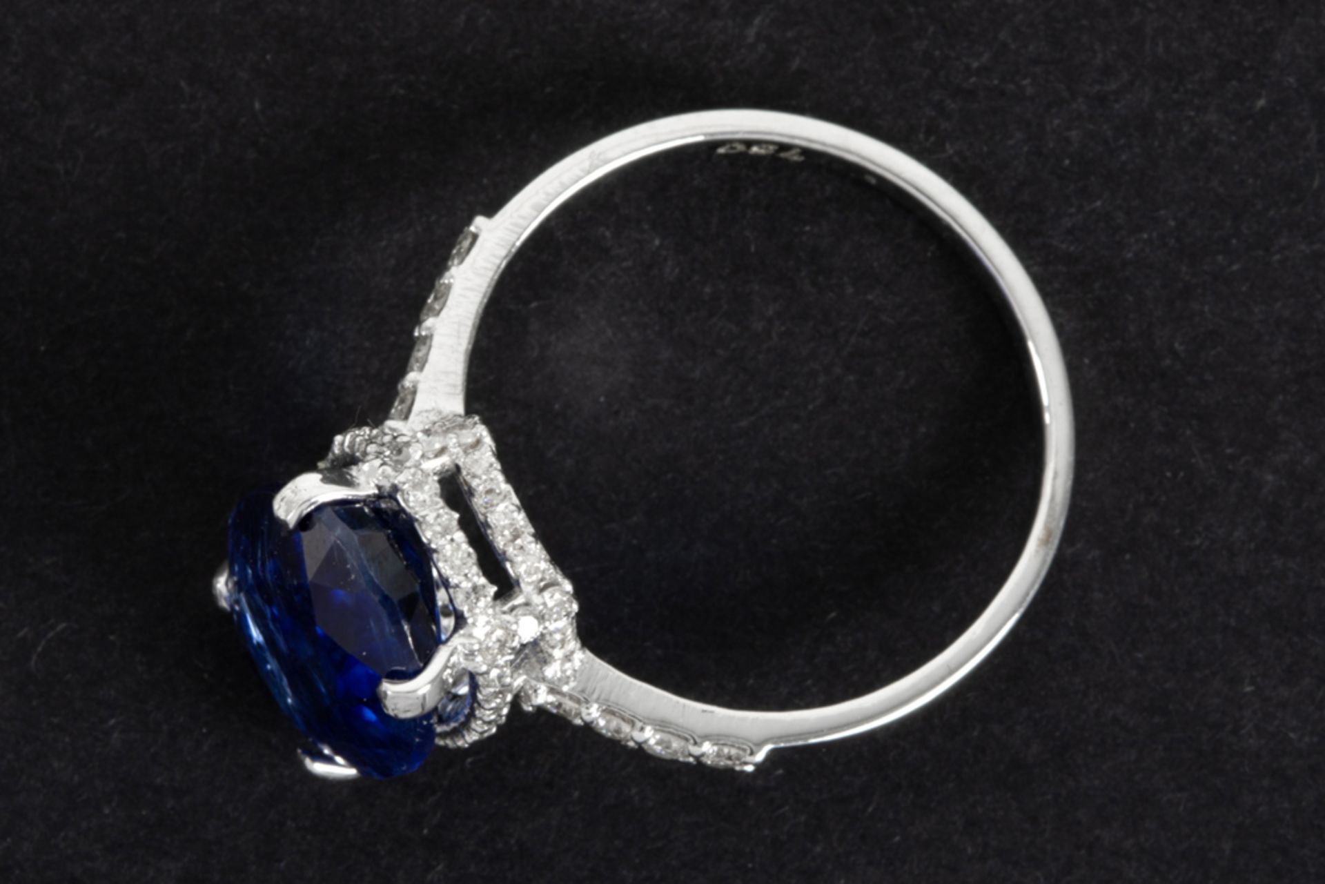 ring in white gold (18 carat) with a central oval ca 6 carat Kianite with a quite rare colour, - Bild 2 aus 2